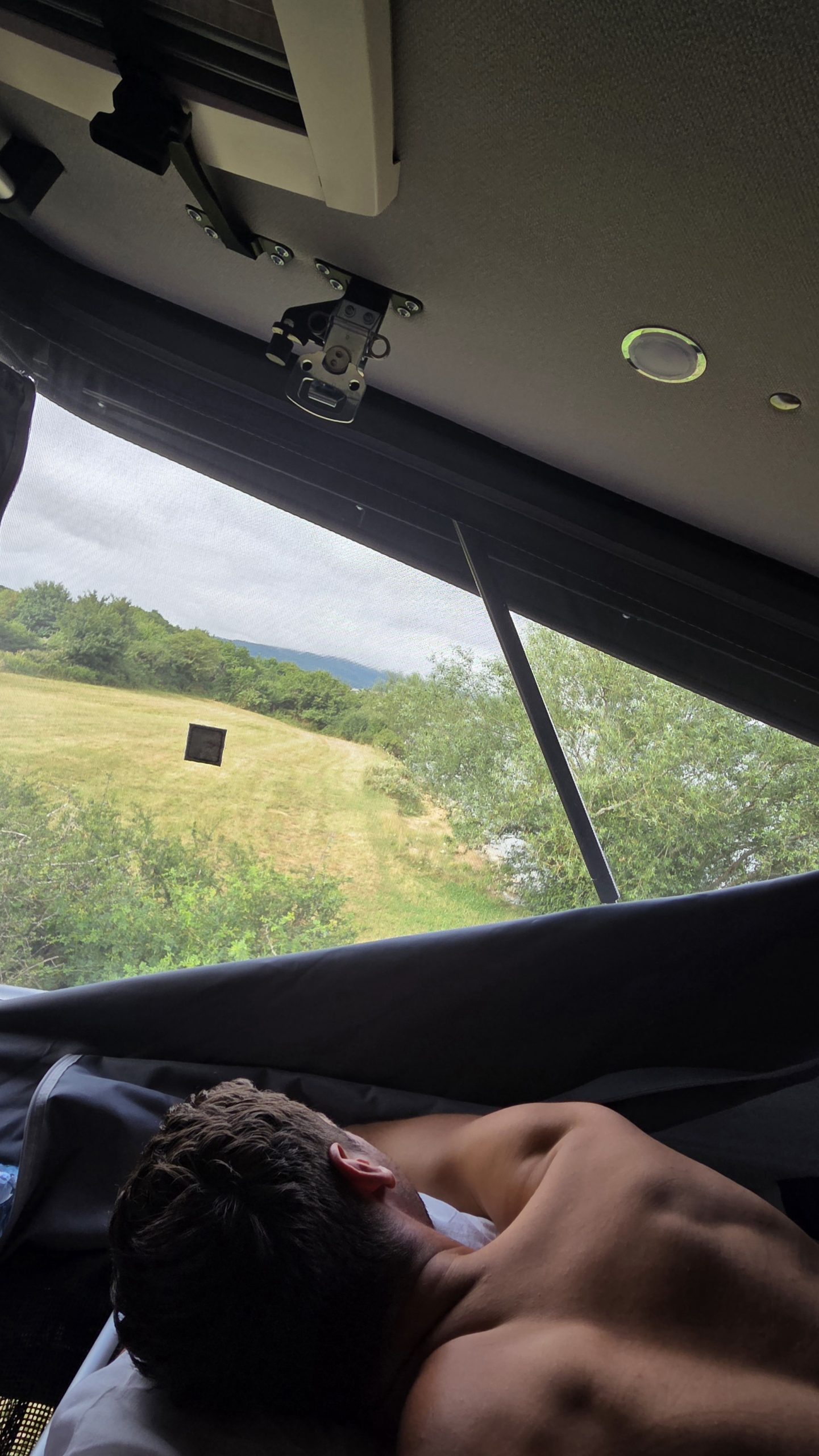 Entspannter Moment auf der Camper-Reise mit RoadPacker