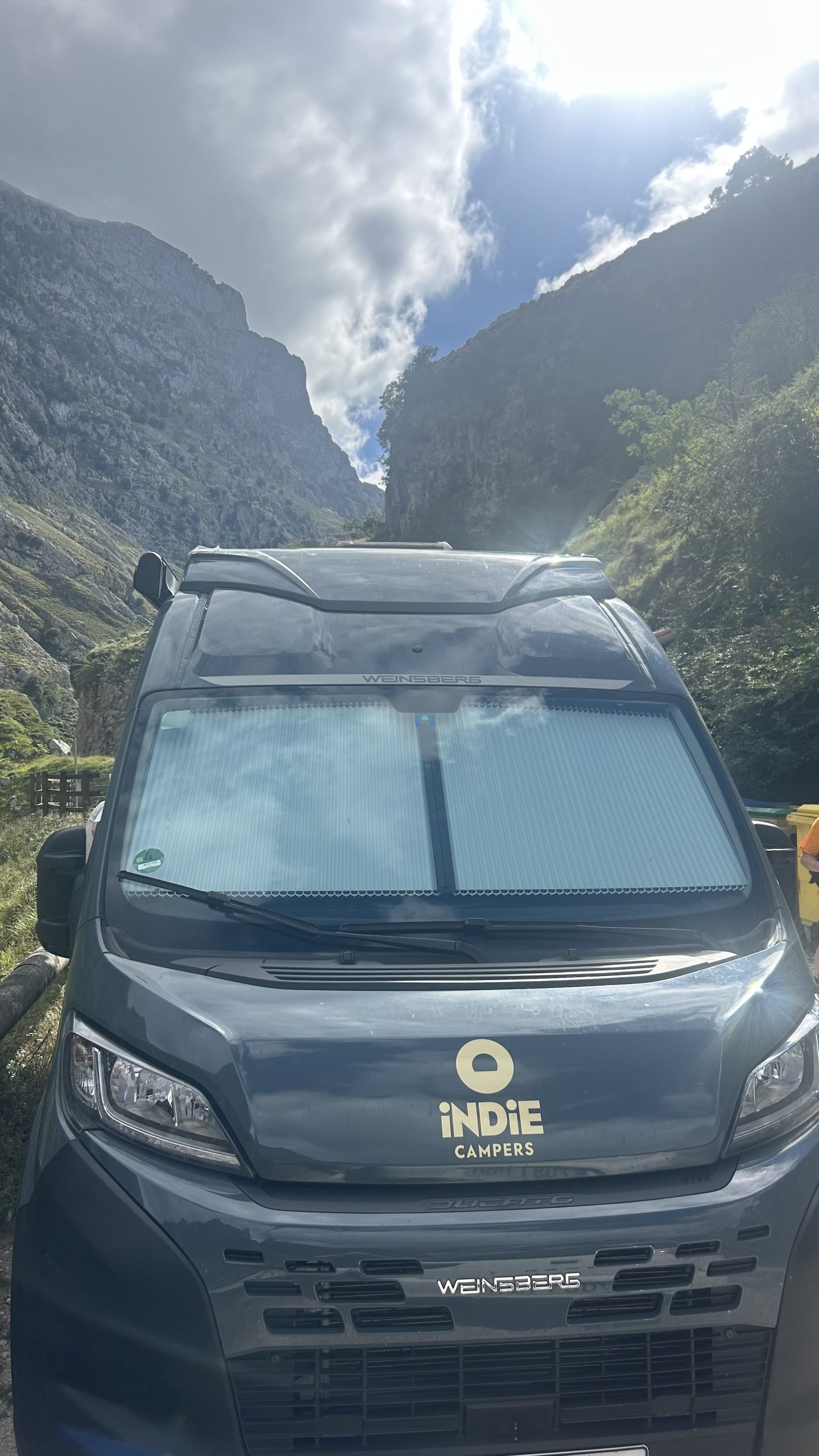 RoadPacker Camper Van auf der &Uuml;berf&uuml;hrung von Madrid nach Paris